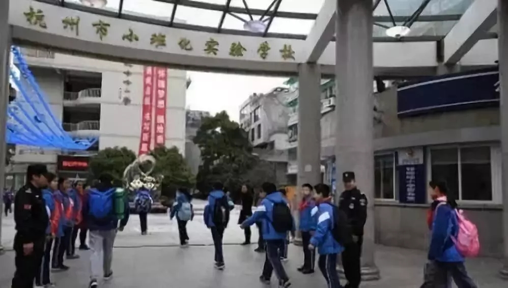 ‘看臉’進(jìn)門,人臉識別如何助力智慧校園“別開生面”? ‘看臉’進(jìn)門,人臉識別如何助力智慧校園“別開生面”?